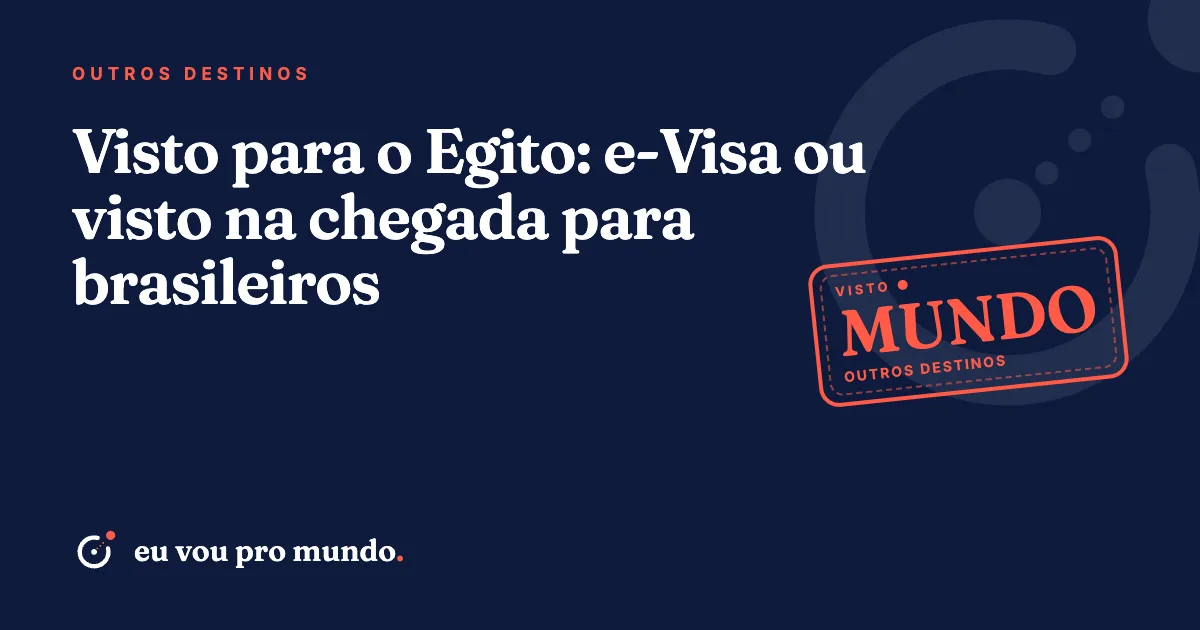 Pirâmides de Gizé ao entardecer com passaporte brasileiro e e-Visa do Egito impresso em primeiro plano