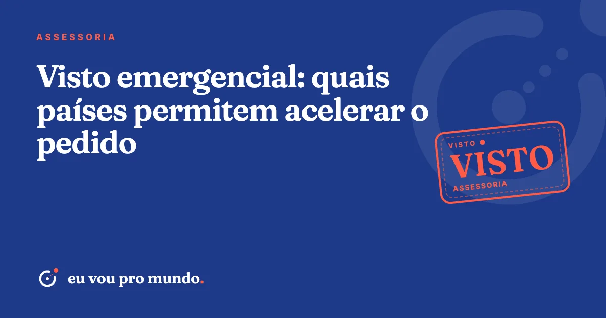 Viajante brasileiro com passaporte e celular conferindo pedido de antecipação de entrevista de visto antes de viagem