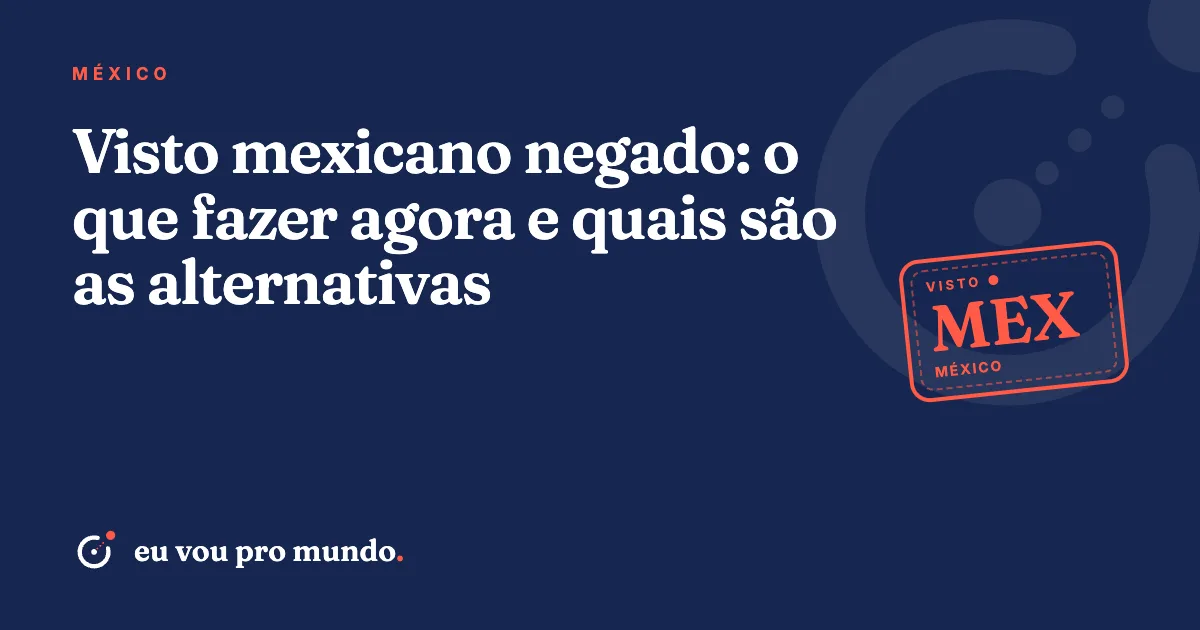 Viajante brasileira revisando passaporte e documentos para pedir de novo o visto mexicano após uma negativa
