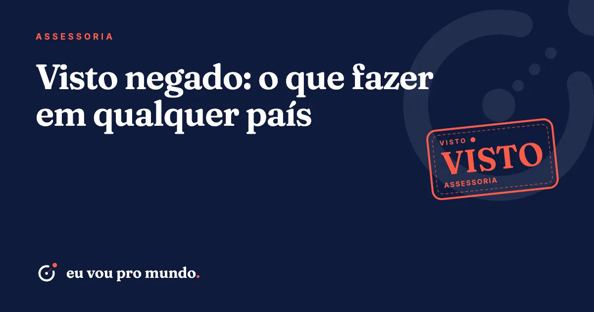 Pessoa analisando carta de visto negado ao lado do passaporte e documentos para preparar novo pedido