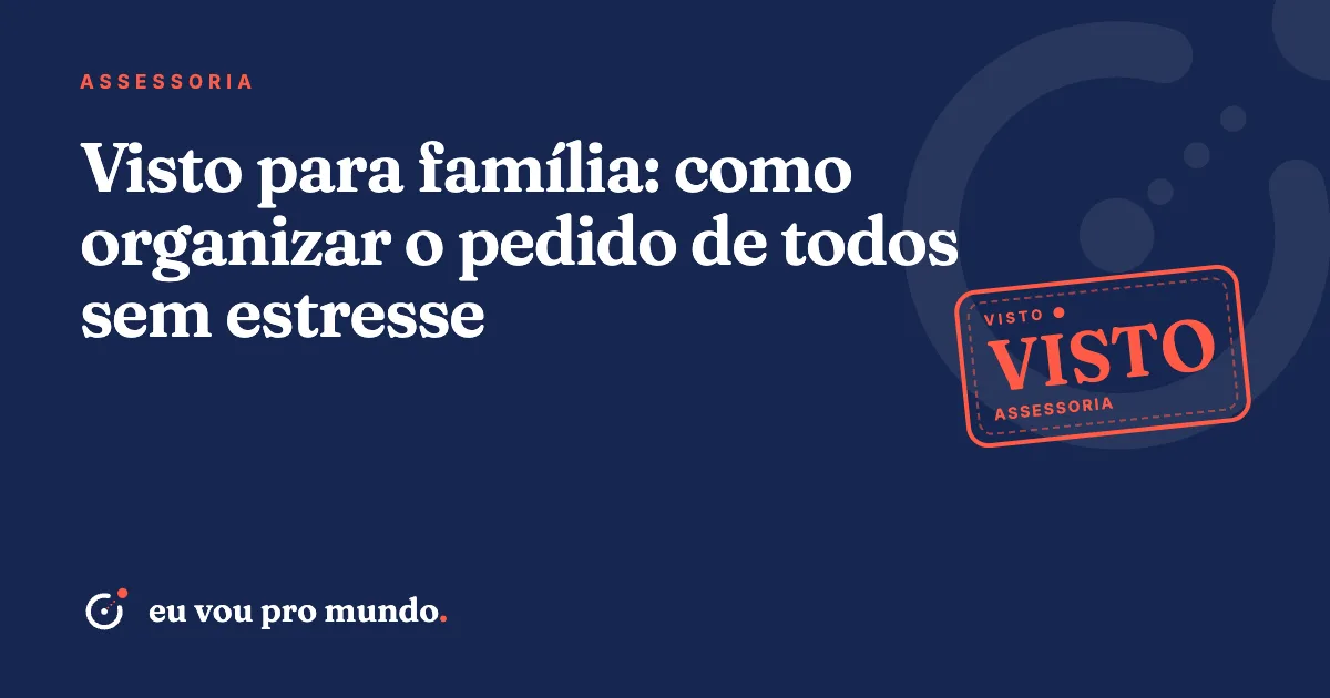Família brasileira com duas crianças organizando passaportes e documentos de visto antes de uma viagem internacional