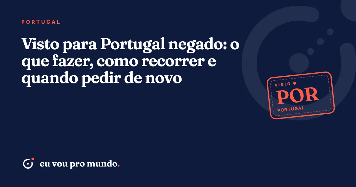 Pessoa analisando carta de recusa de visto para Portugal ao lado do passaporte brasileiro e documentos