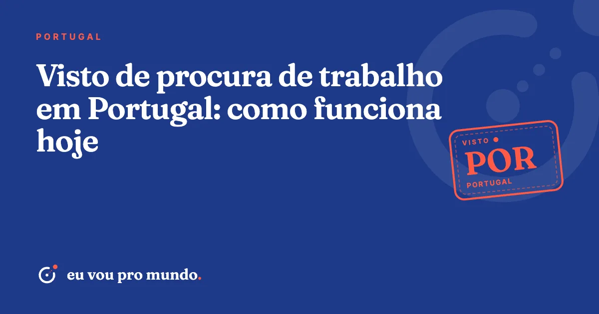Profissional brasileiro com currículo e passaporte em rua de Lisboa, planejando o visto de trabalho em Portugal