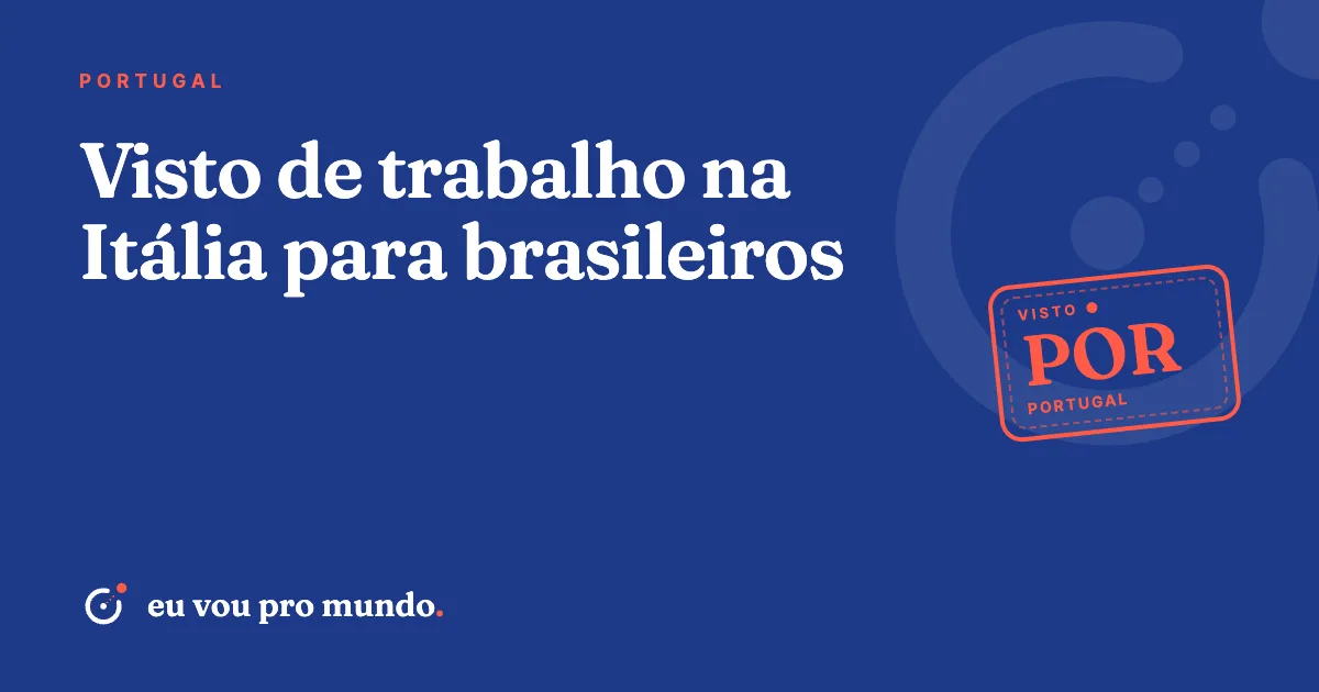 Brasileiro com passaporte e pasta de documentos em rua histórica da Itália, planejando visto de trabalho